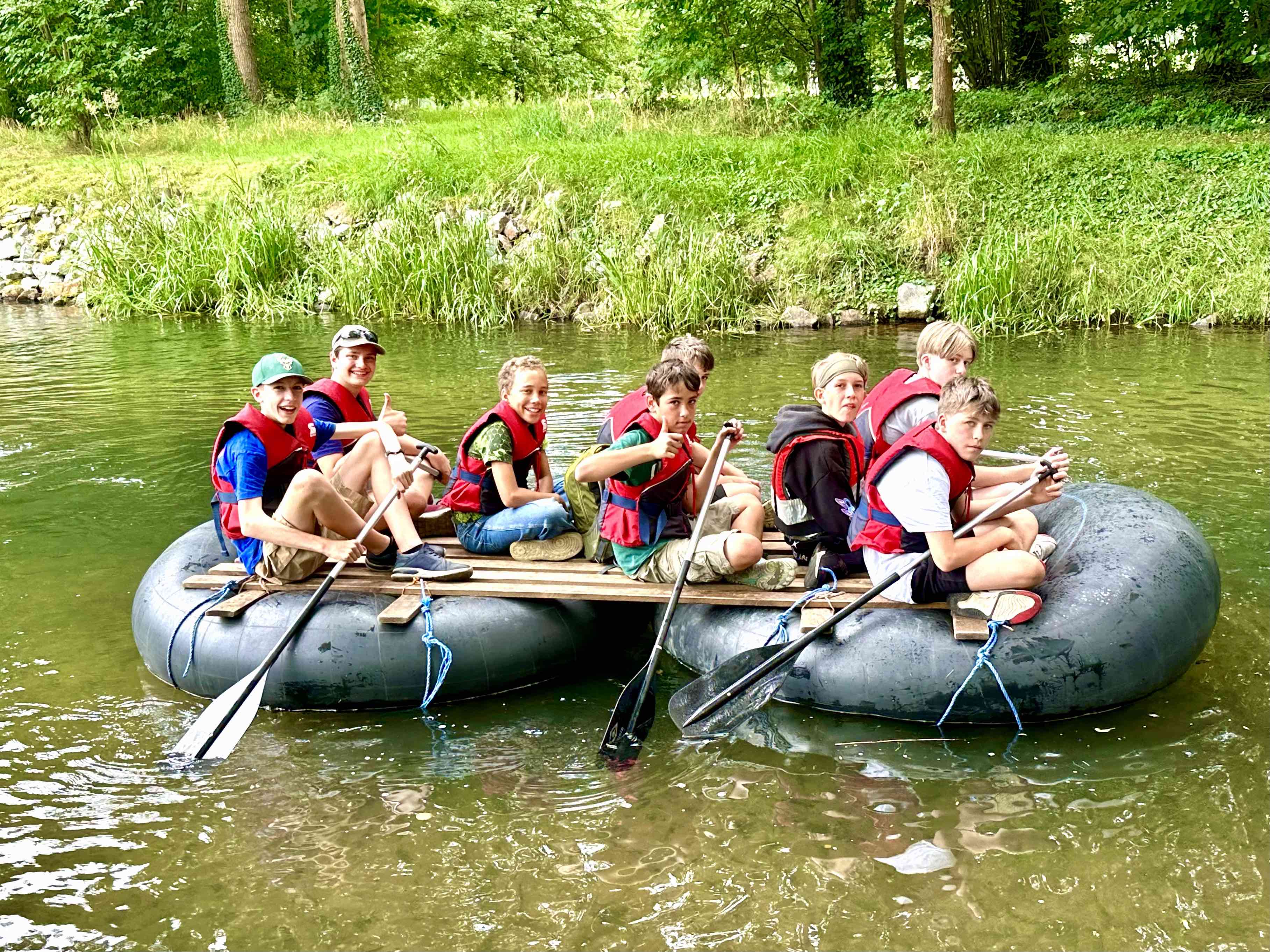 Kinder auf dem Floß im Spreewald