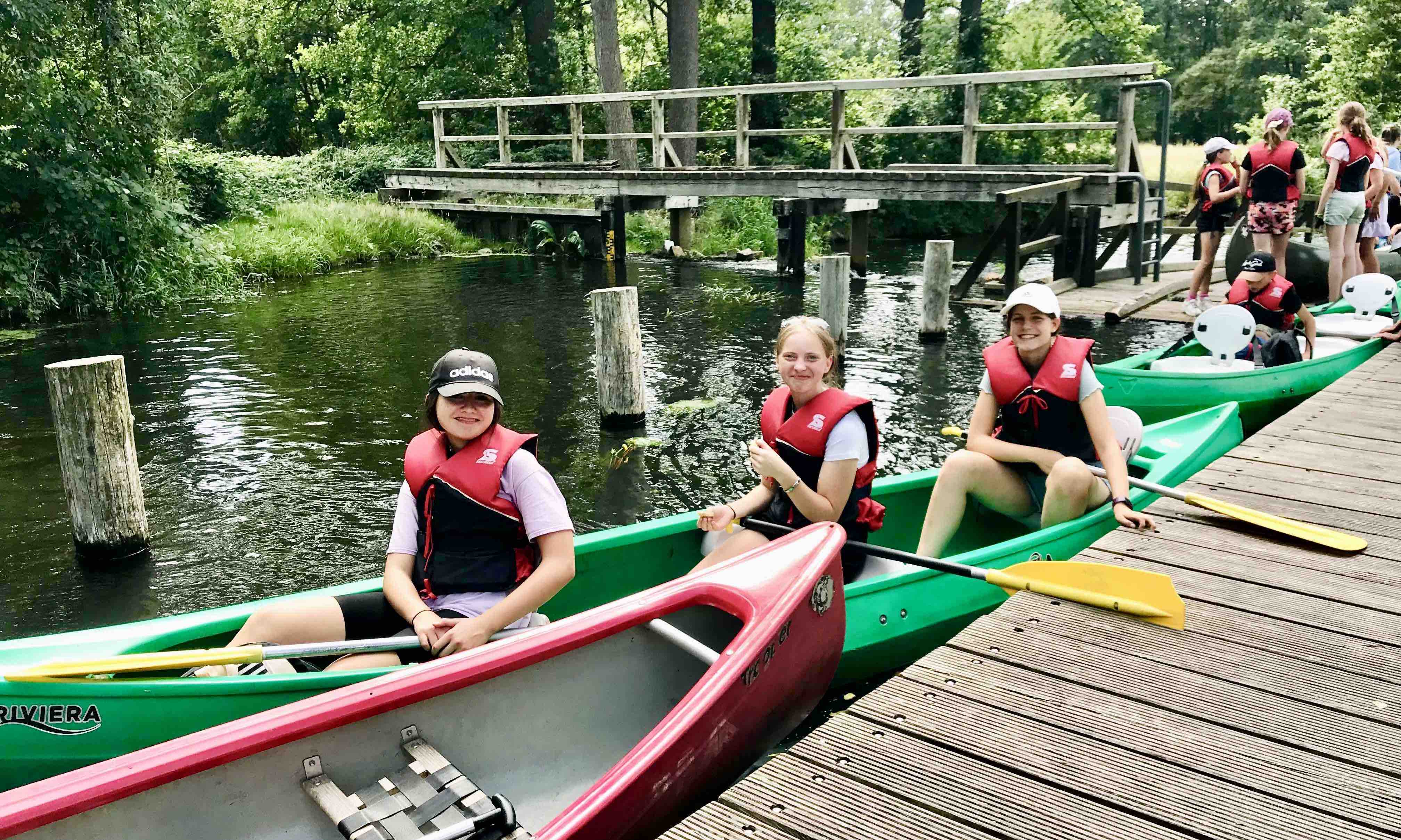 Kinder im Spreewald beim Paddeln