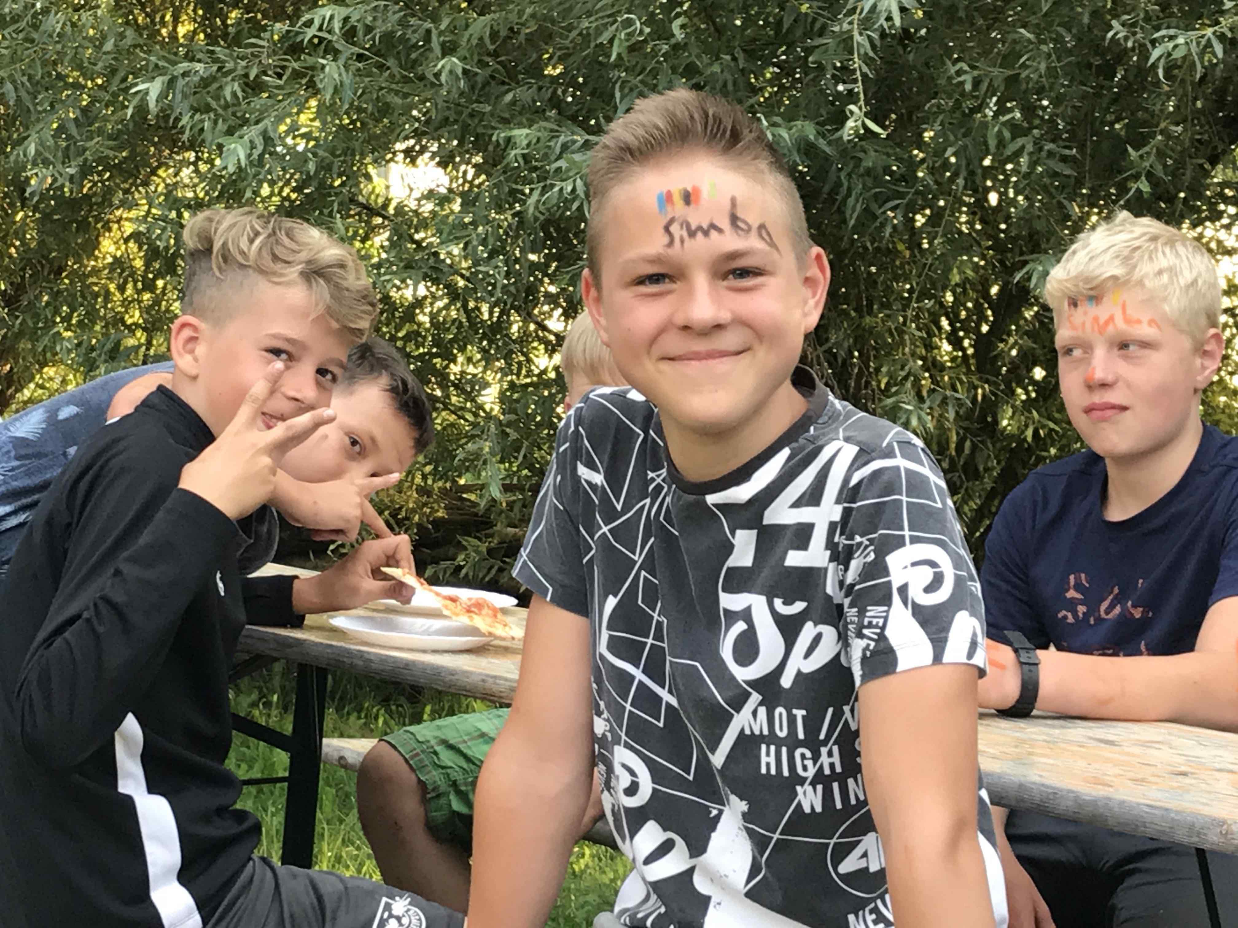 Teenager bei einem Outdoor-Workshop